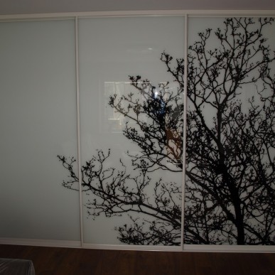 Balta  spinta slankiosiomis durimis  su juodo medžio piešiniu ant stiklo